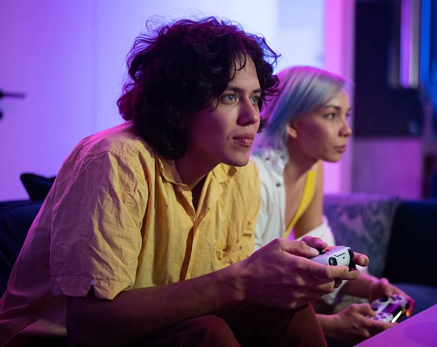 earthlink in biz couple playing video games